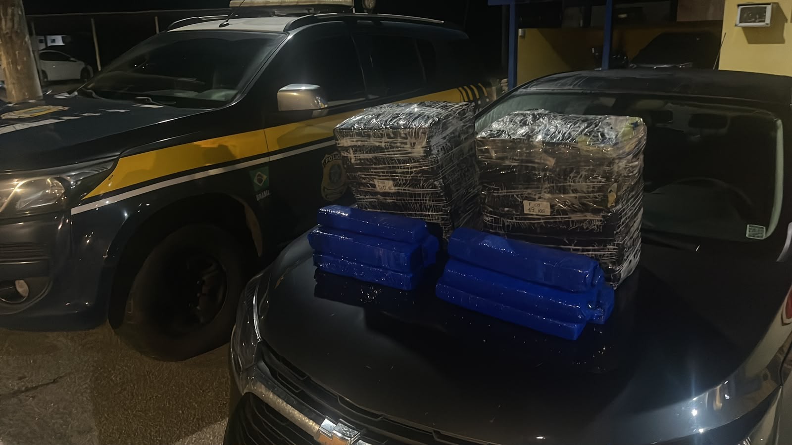 Homem é preso após tentar fugir da PRF com quase 50 kg de maconha em Teófilo Otoni
