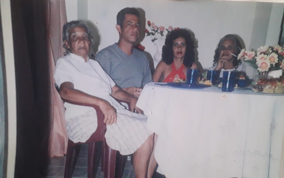 Dona Maria, os dois netos e a filha — Foto: Arquivo pessoal