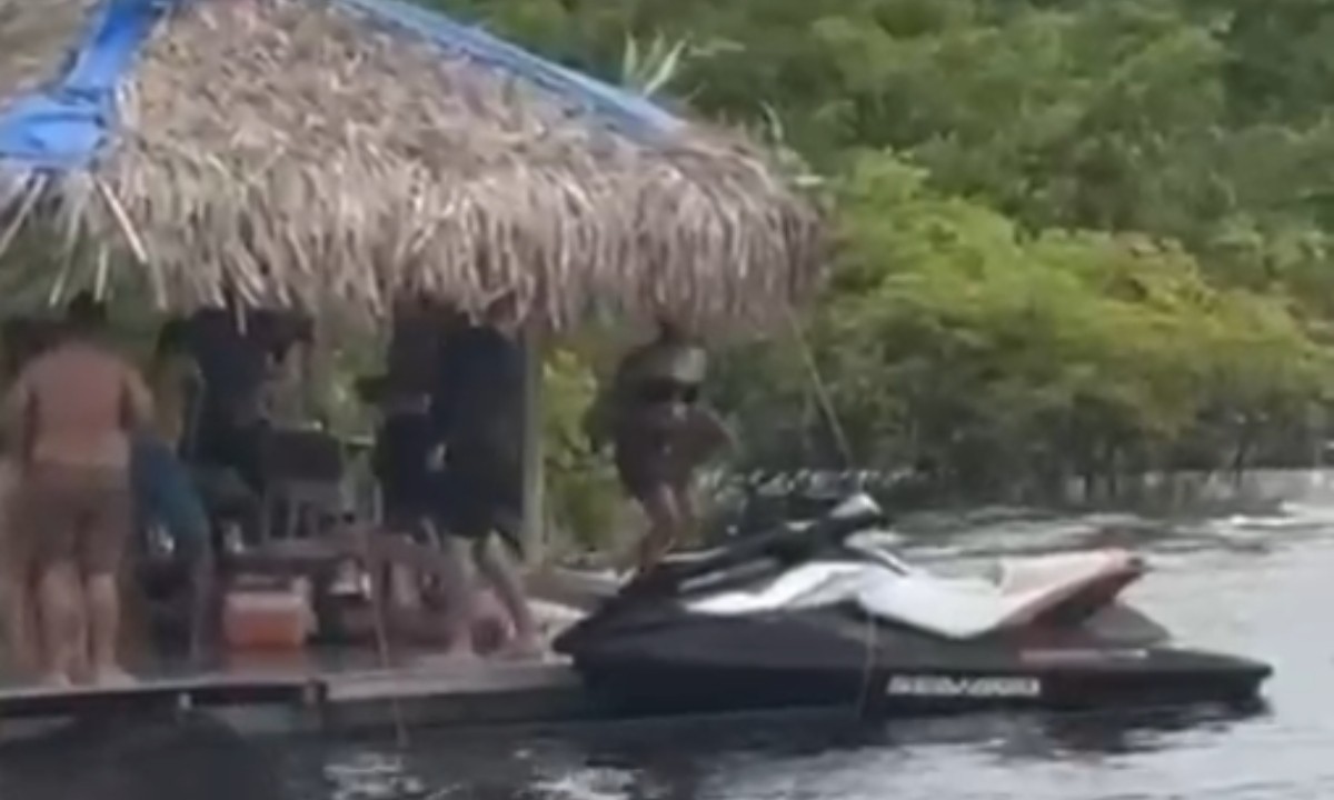 Vídeo mostra momentos após acidente que matou jovem em casa flutuante no Amazonas