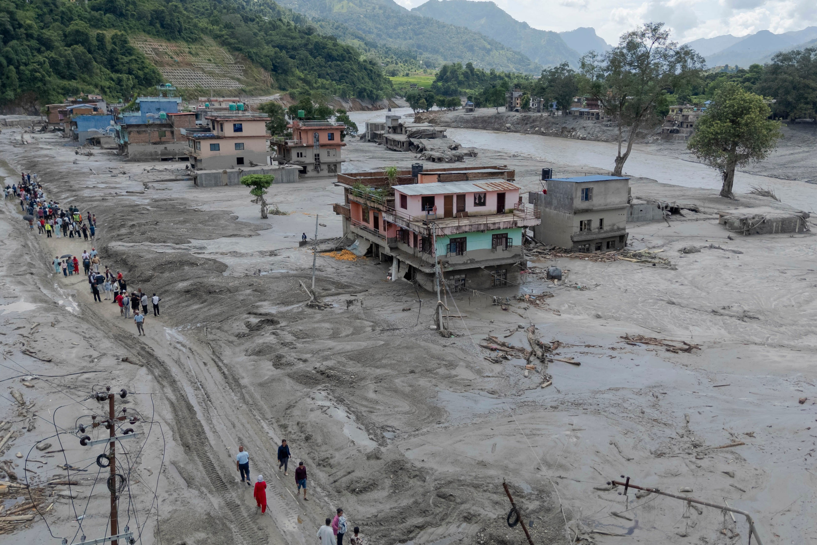 Militares rastejando, lama profunda: VÍDEO detalha resgate em túnel no Nepal que protegeu centenas da avalanche