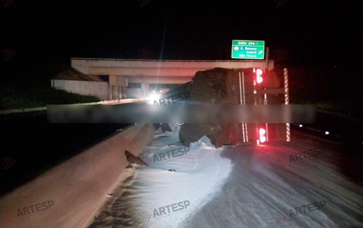 Carreta tomba e carga de sal fica espalhada pela SP-225 Santa Cruz do Rio Pardo