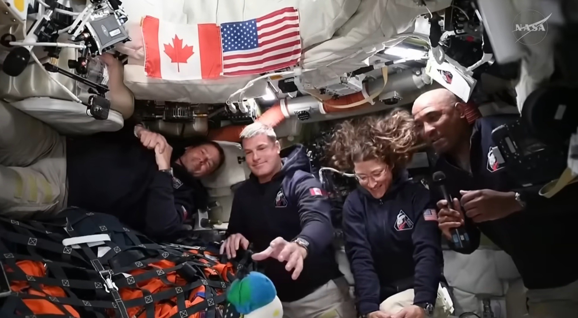 É #FAKE que vídeo de astronautas da Artemis II foi gravado em estúdio com 'fundo verde' e efeitos visuais