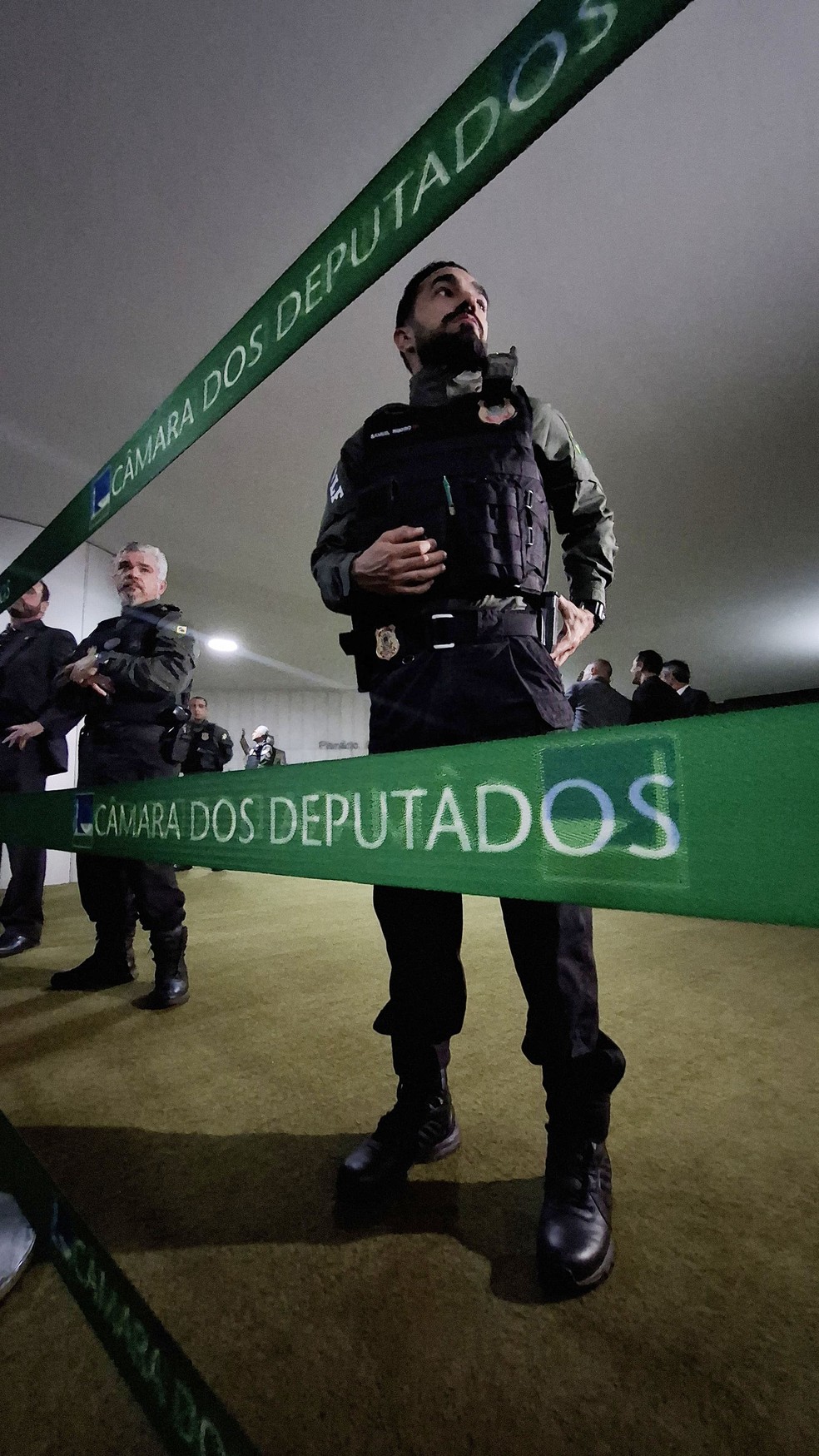 Agentes da Polícia Legislativa fazem a segurança na entrada do plenário Ulysses Guimarães, na Câmara dos Deputados, em Brasília. — Foto: WILTON JUNIOR/ESTADÃO CONTEÚDO