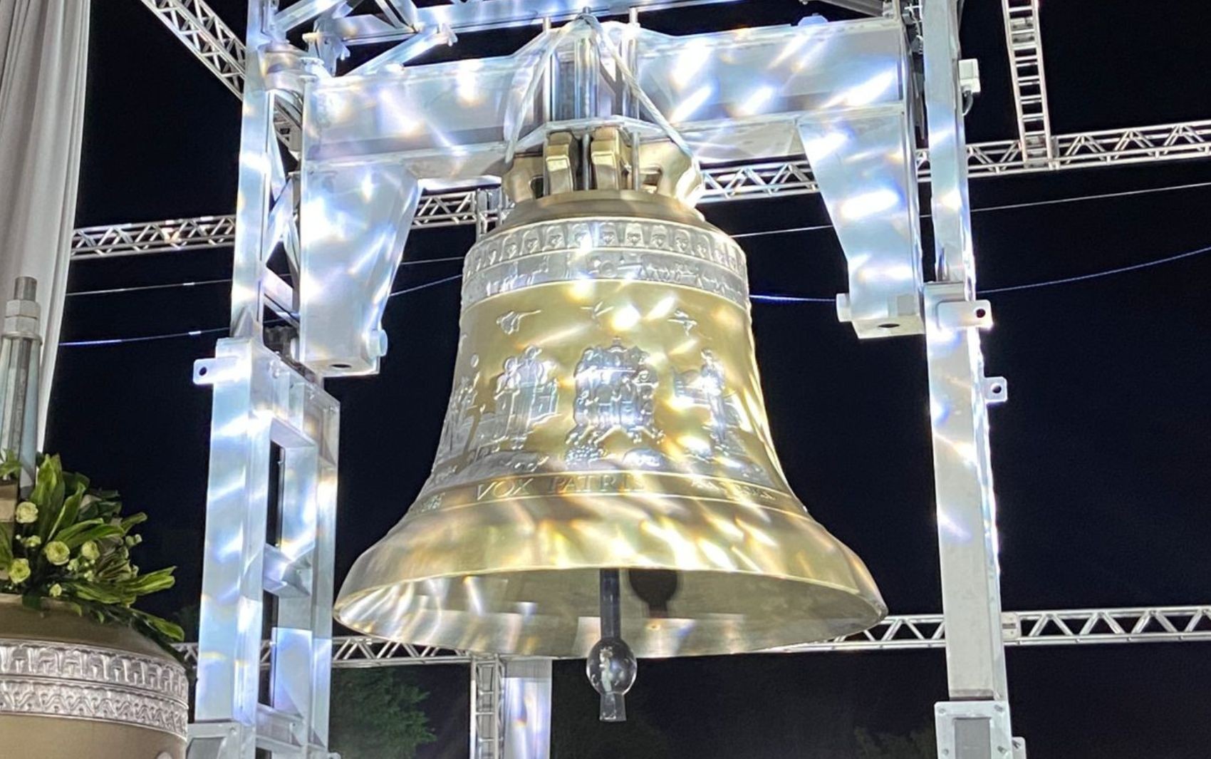 Sino gigante Vox Patris badala pela 1ª vez em Trindade
