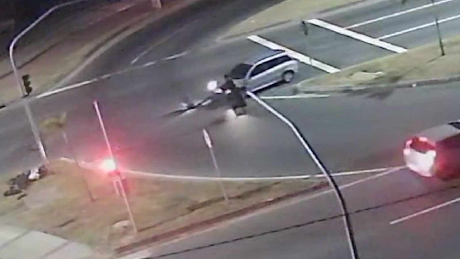 VÍDEO: motociclista e passageiro são arremessados na pista após baterem em carro em Salvador; uma vítima morreu