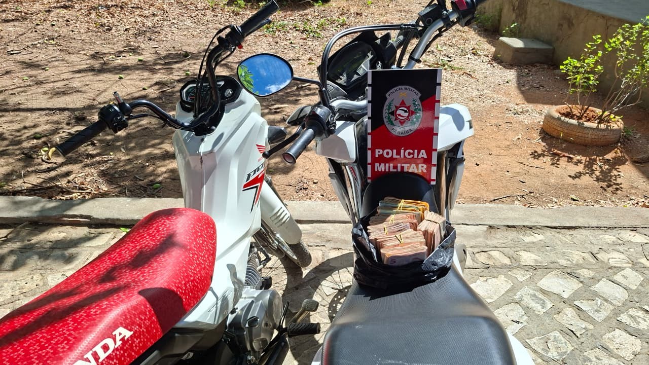 Homem é preso e adolescente é apreendido suspeitos de render moradores durante assalto a casa, no Sertão da PB