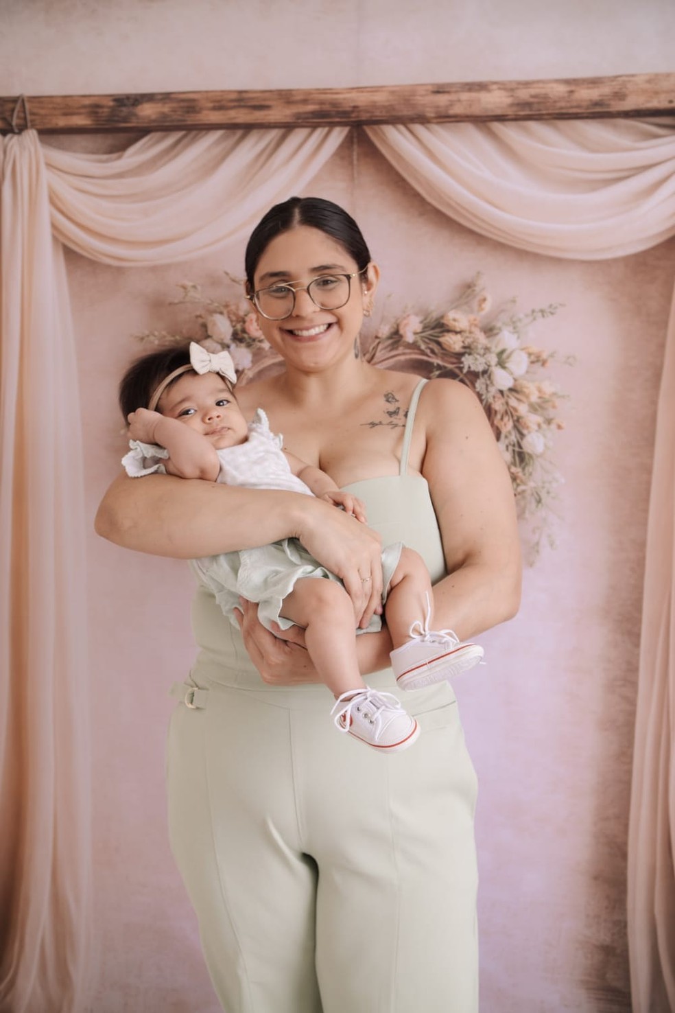 Eshiley Campos e a segunda filha, Helena. A primeira, Maitê, morreu por complicações causadas pelo vírus sincicial respiratório (VSR) — Foto: Arquivo Pessoal