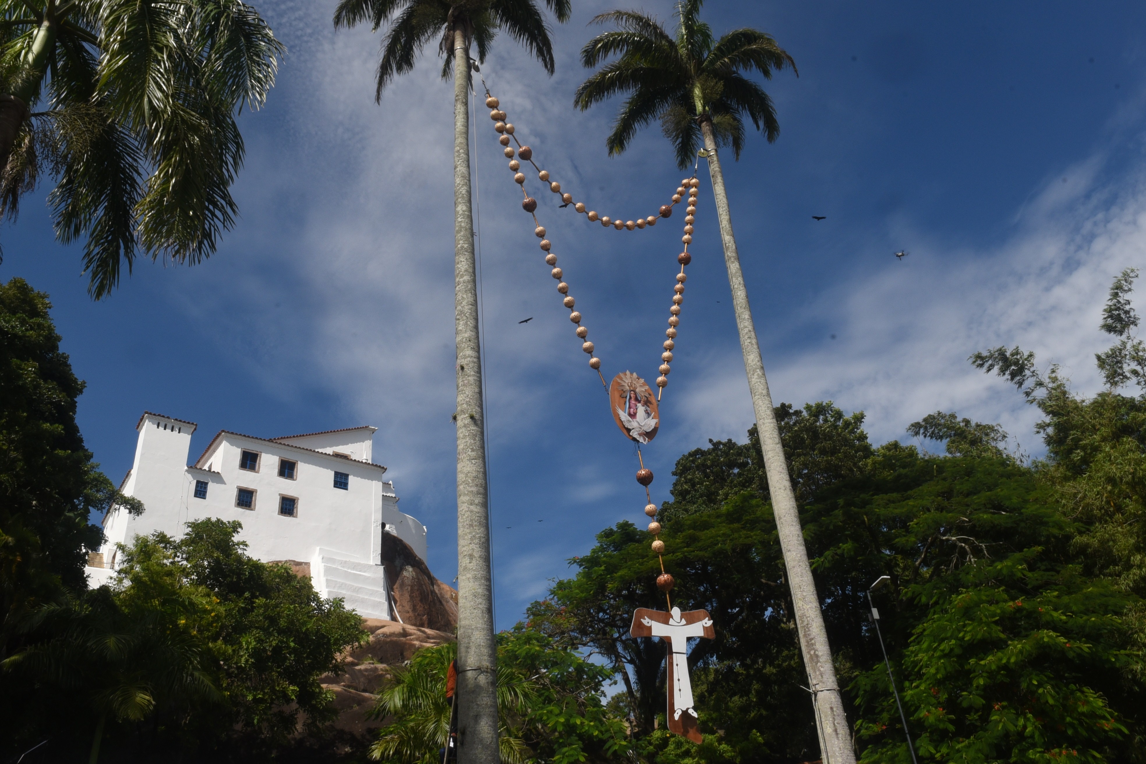 Terço gigante de 21 metros é erguido e marca início da Festa da Penha, no ES