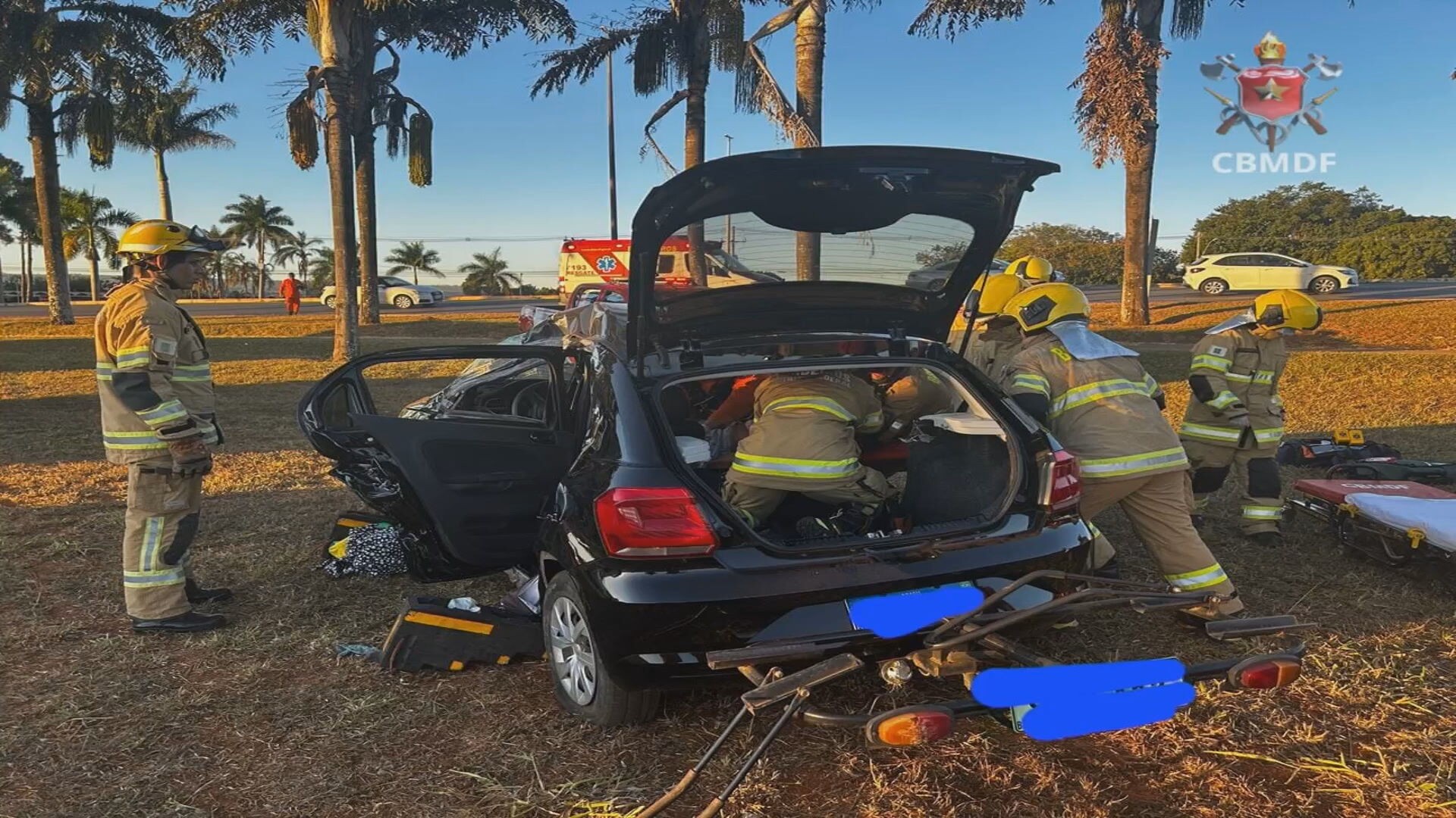 
Mulher fica presa às ferragens após bater carro em poste na Vila Planalto, no DF