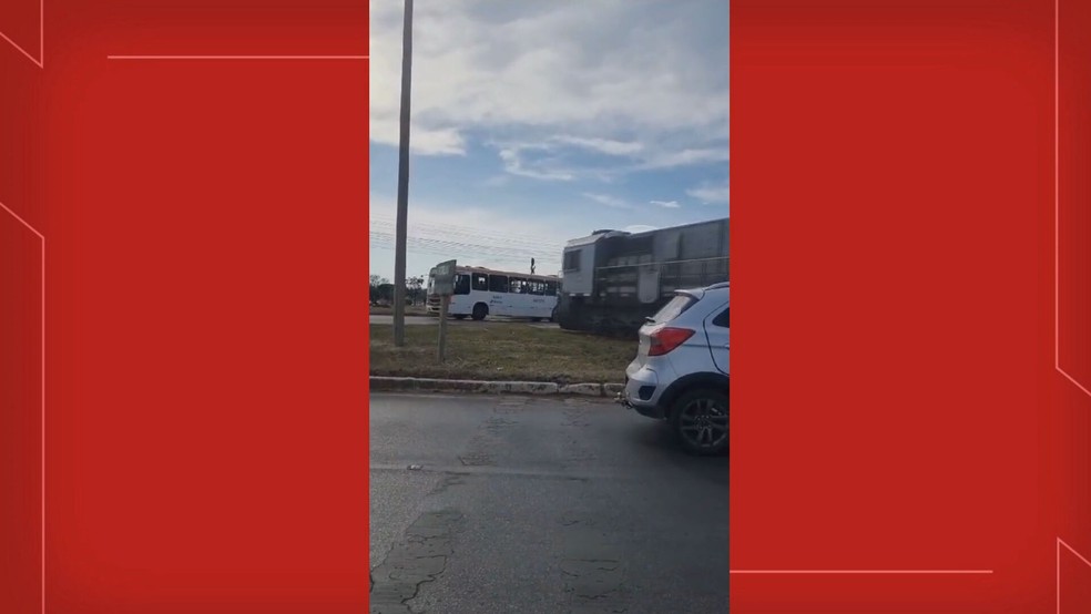 Imagem mostra momento em que trem bate em ônibus, no DF — Foto: Reprodução