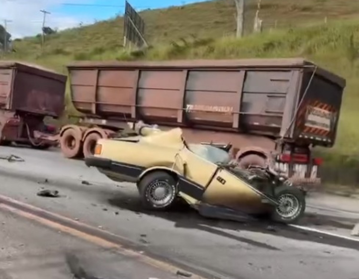 Batida de frente destrói carro na BR-040; motorista morreu na hora