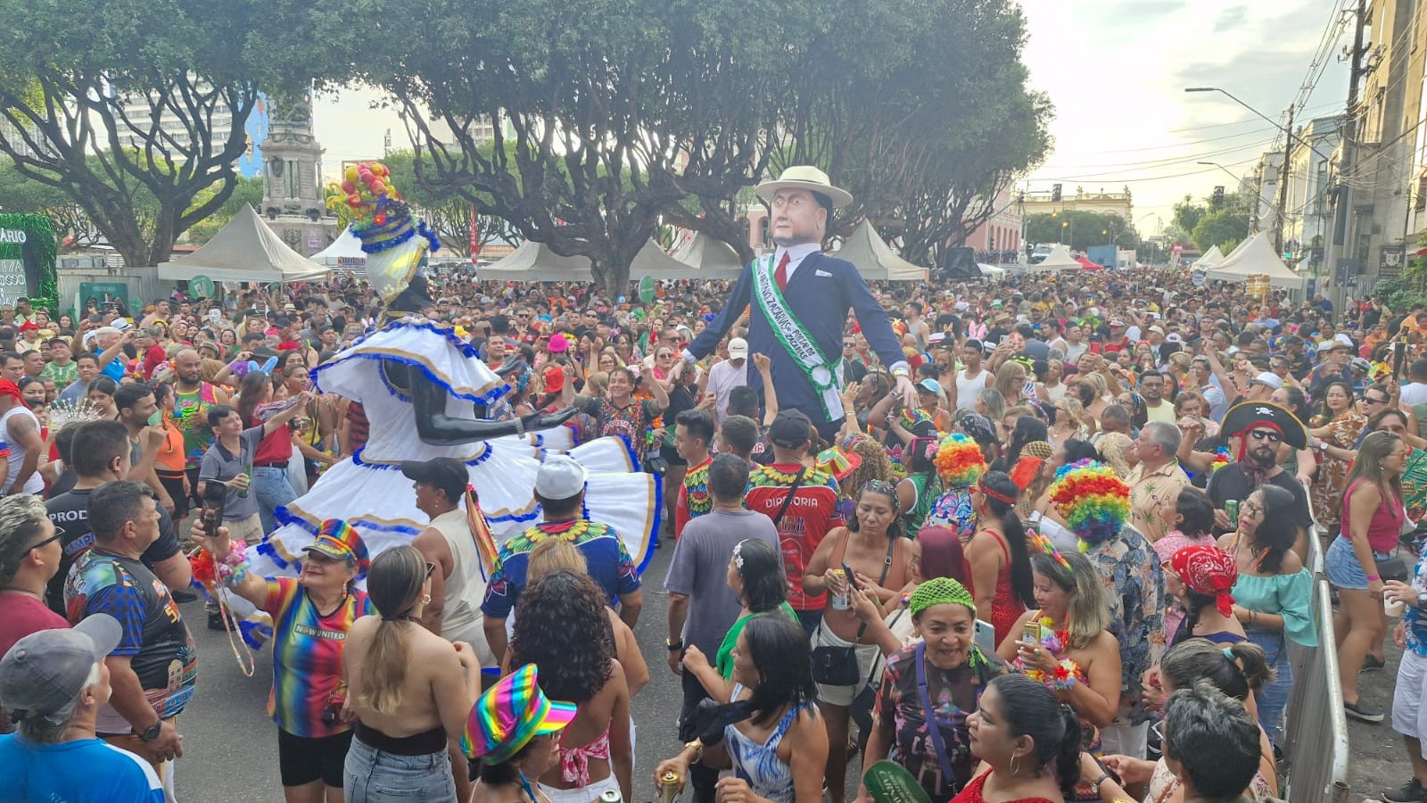 Banda da Bica arrasta multidão e mantém irreverência no Carnaval de Manaus