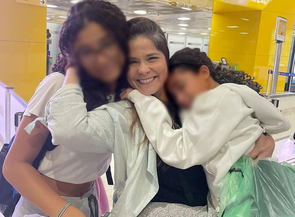 A atriz Samara Felippo e as duas filhas, fruto da relação com o jogador de basquete Leandrinho. — Foto: Reprodução/Instagram