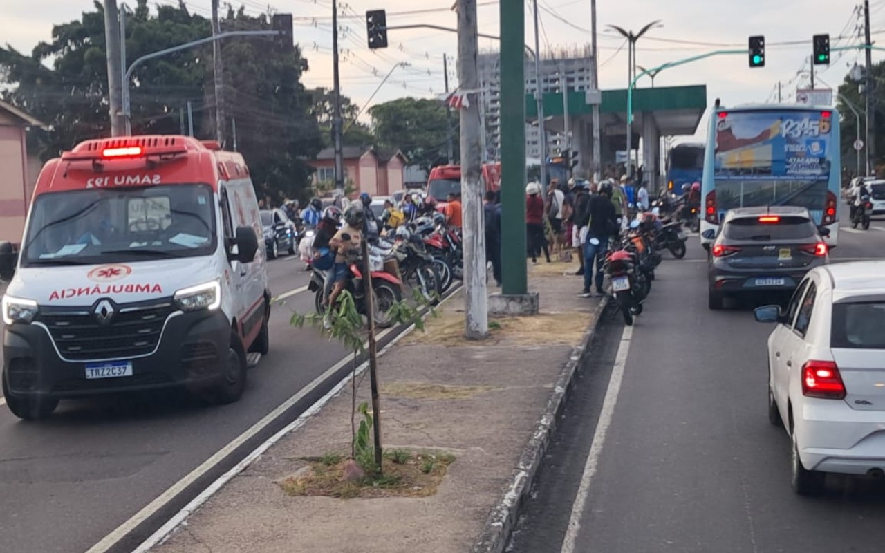 Colisão entre motos deixa feridos na Av. Constantino Nery, em Manaus