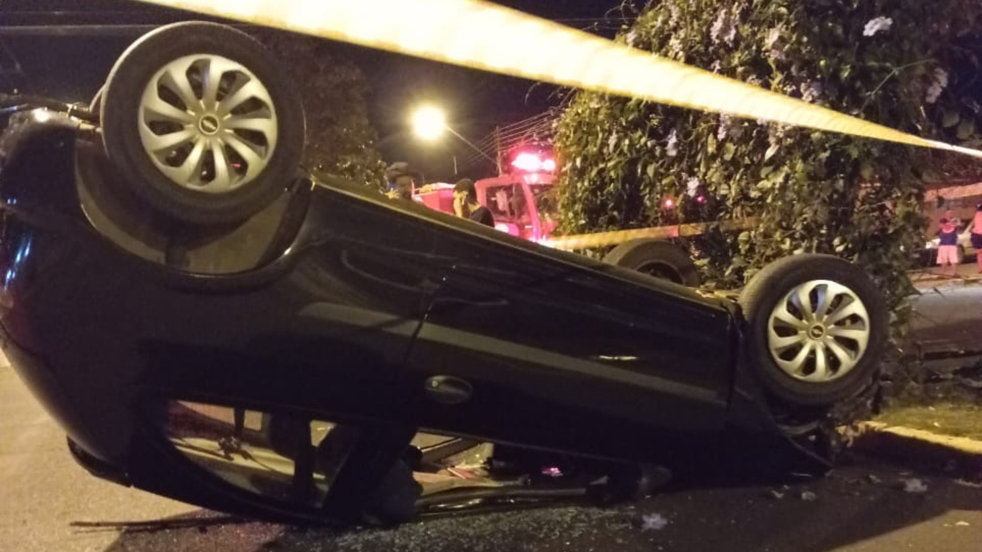 Adolescente capota carro em avenida de Martinópolis