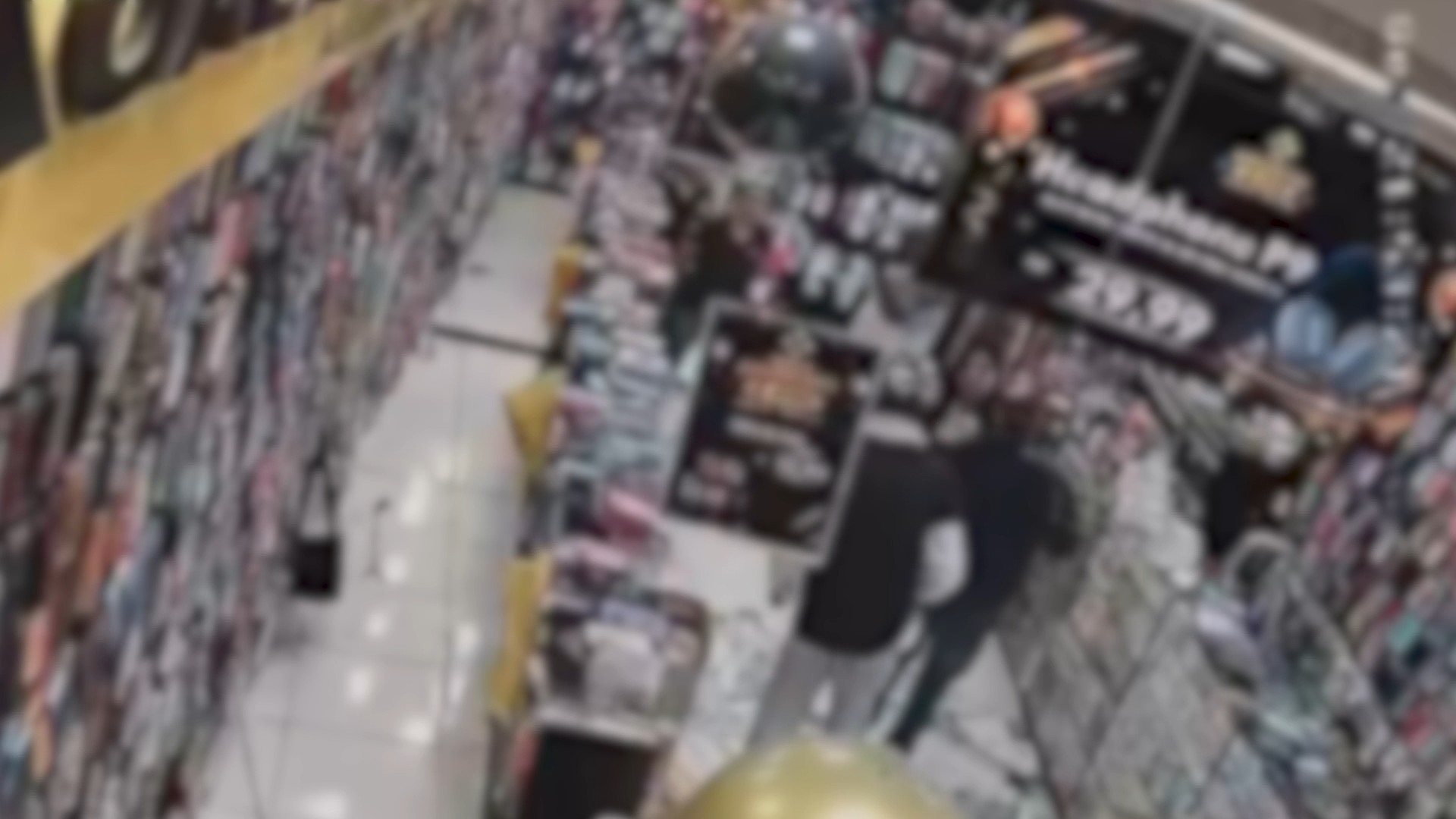 Dupla armada invade loja no fim do expediente e rende vítimas na Grande BH; veja o vídeo