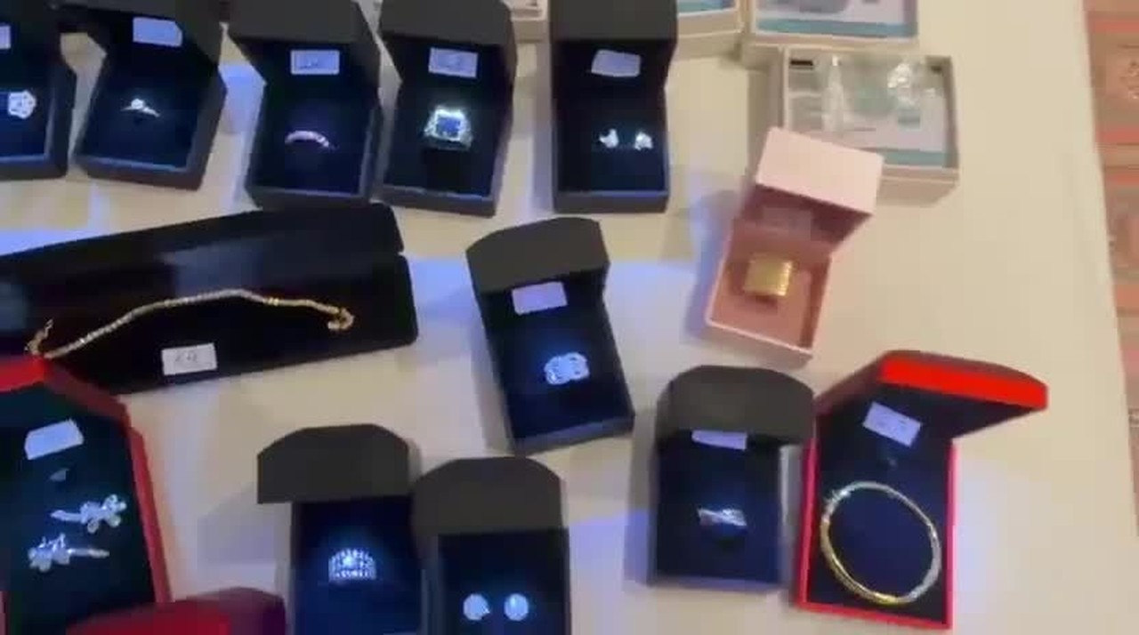 VÍDEO: veja joias encontradas durante operação sobre emendas contra assessora da Câmara 