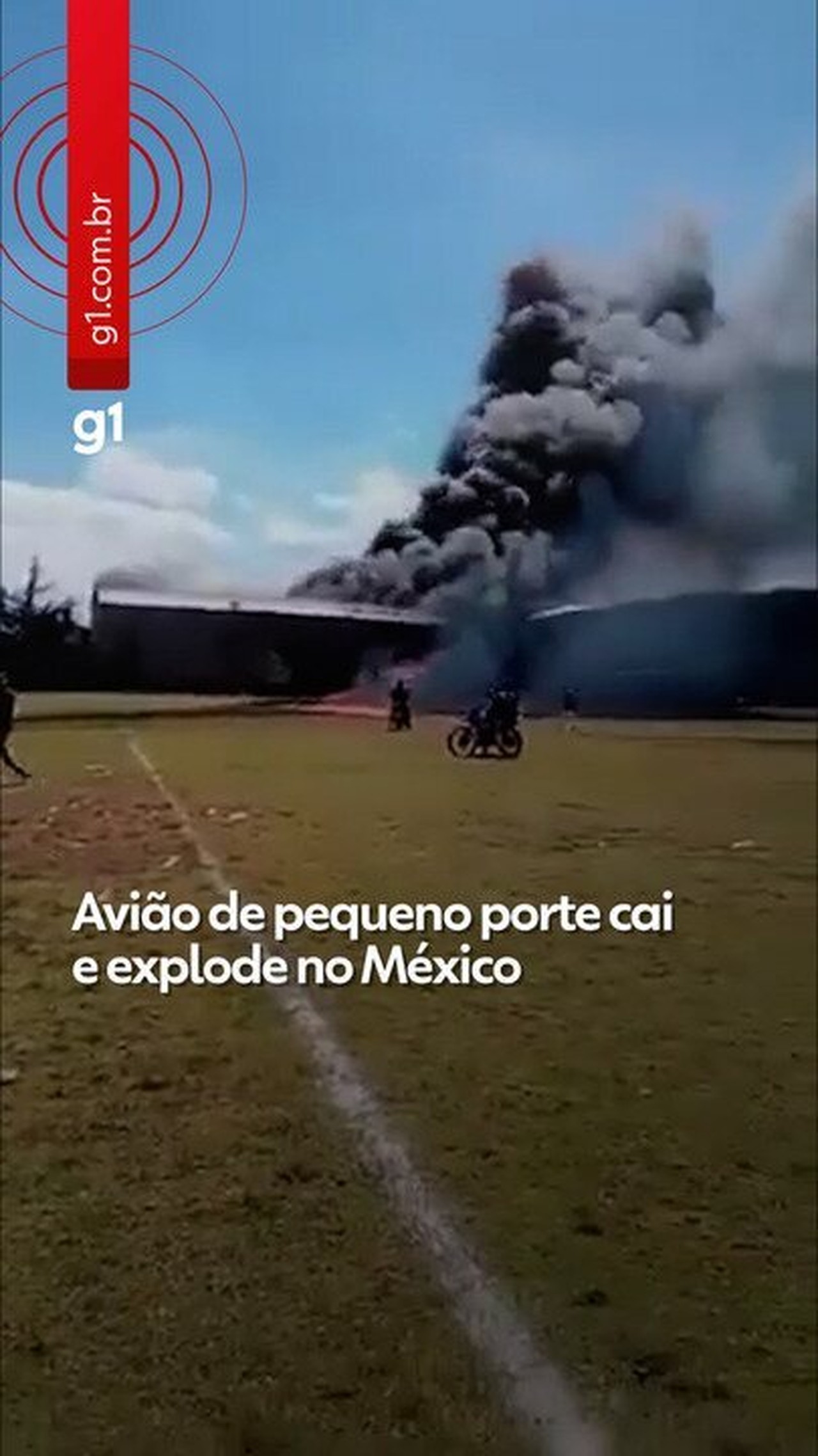 VÍDEO: Avião de pequeno porte cai e explode no México