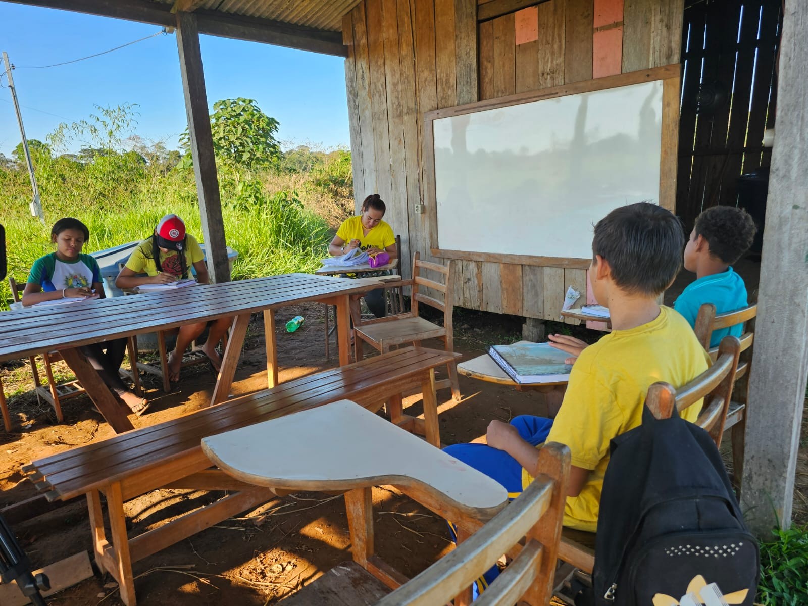 Escola que funciona em casebre sem paredes tem aulas retomadas após suspensão na zona rural do Acre