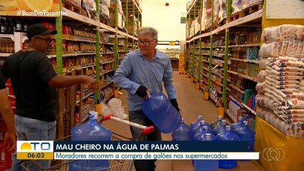 Com mau cheiro nas torneiras, moradores de Palmas passam a comprar água em supermercados