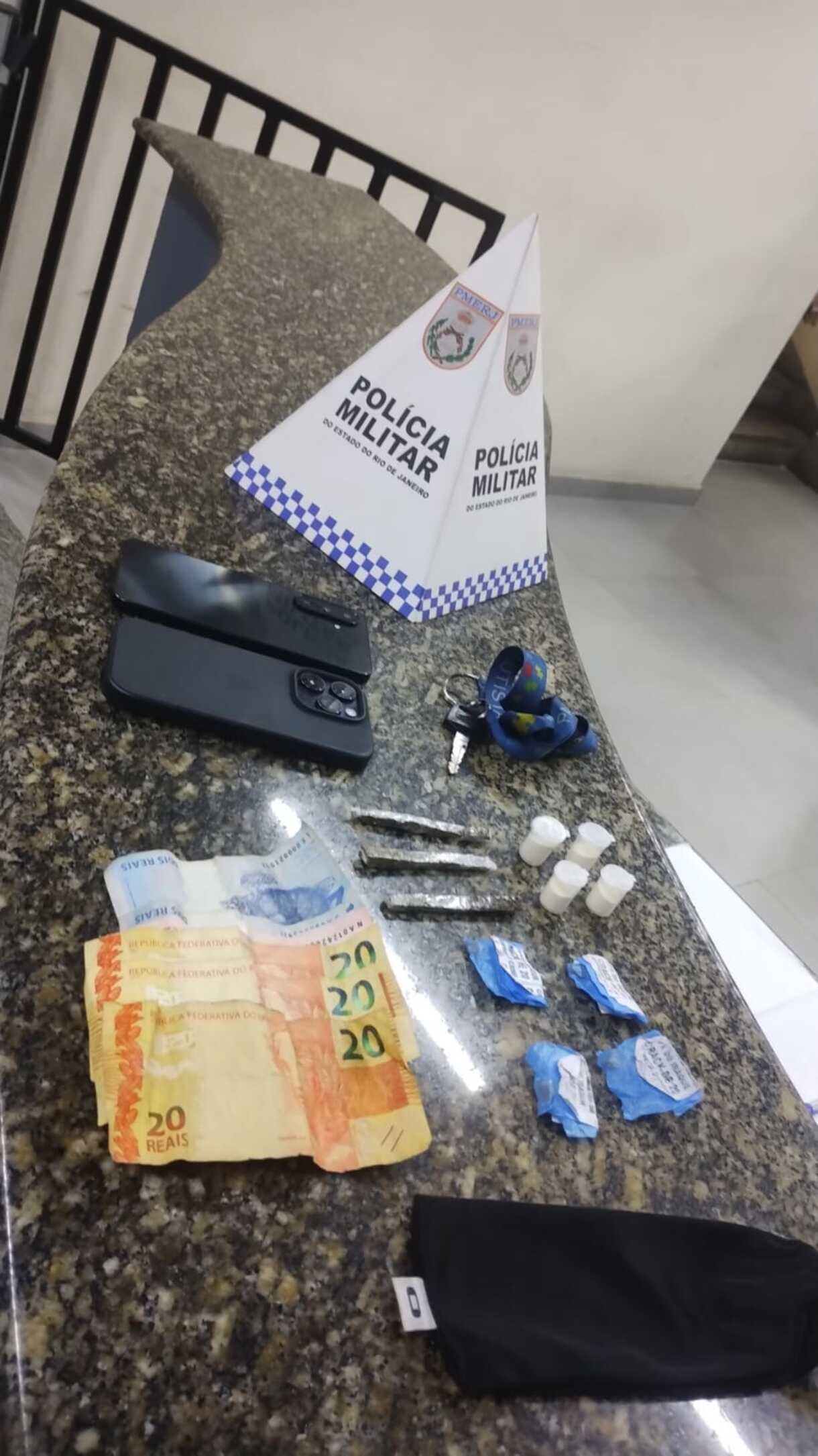 Homem é detido com drogas e moto adulterada em Angra dos Reis 
