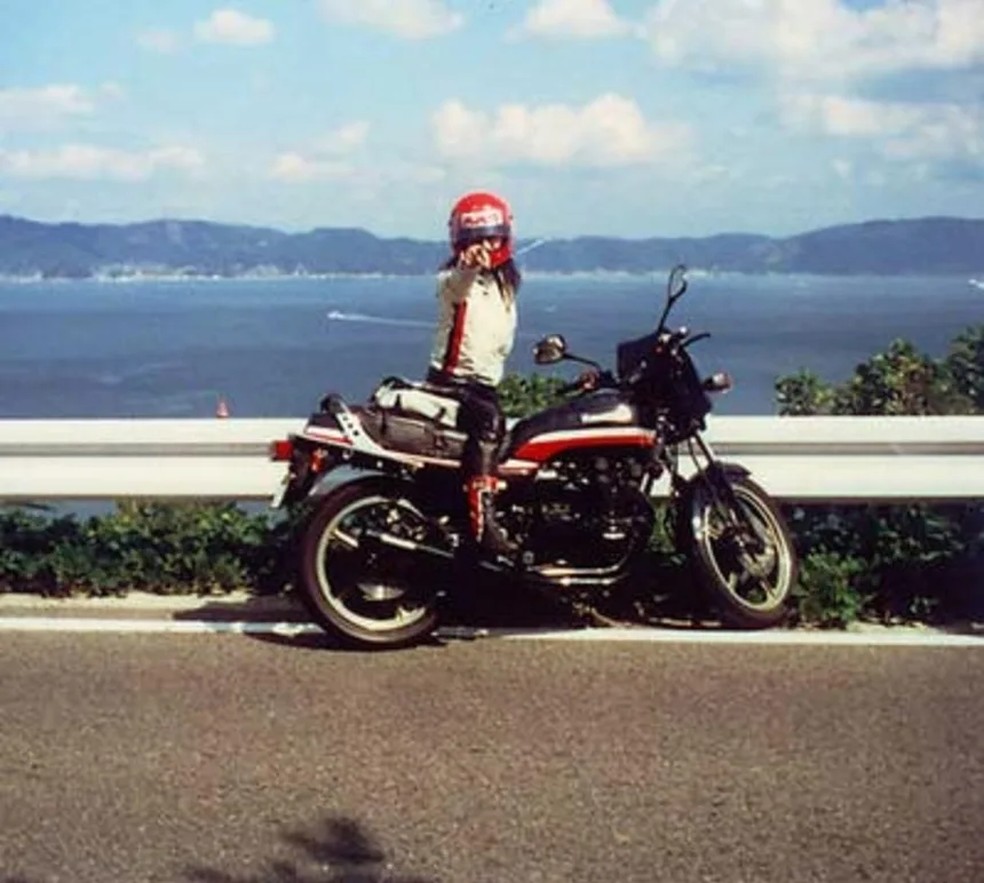 Sanae Takaichi, em imagem de arquivo, com motocicleta que pilotava na juventude.  — Foto: Arquivo Pessoal