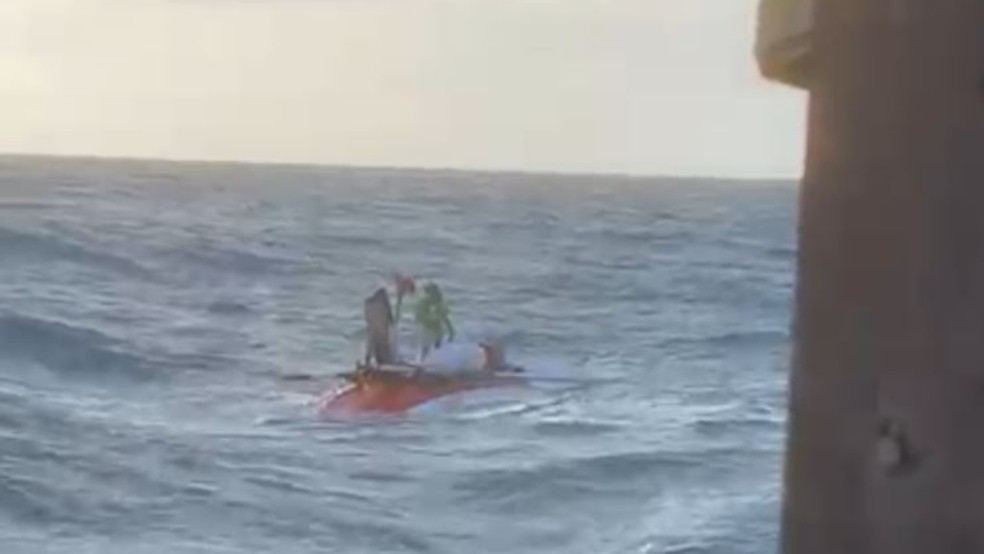 Pai e filho foram resgatados por pescadores após dois dias à deriva no mar, se alimentando de leite e sal. — Foto: Lucas Guedes/ Arquivo pessoal