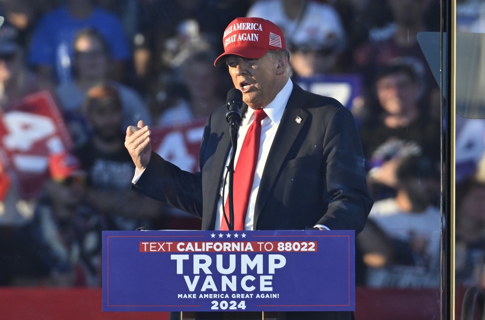 O candidato presidencial republicano e ex-presidente Donald Trump fala em um comício de campanha na Califórnia. — Foto: AP Foto/Alex Gallardo