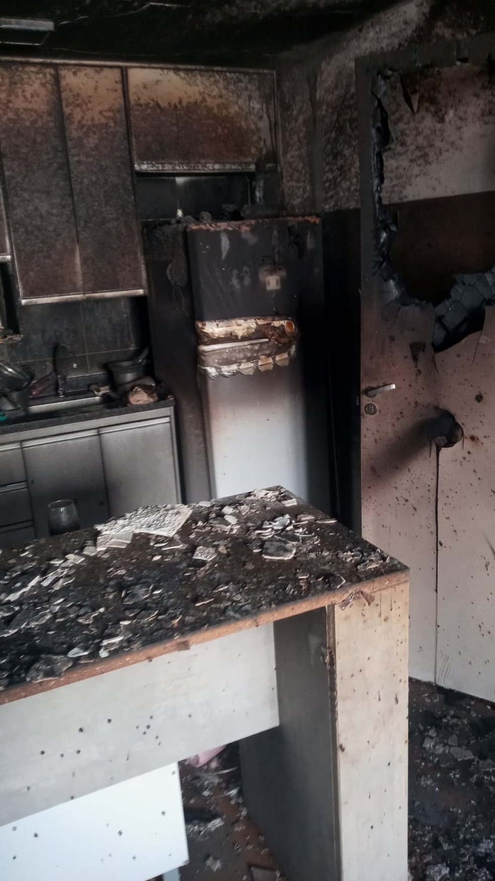 Incêndio em apartamento Patos de Minas menina sofá — Foto: Corpo de Bombeiros/Divulgação