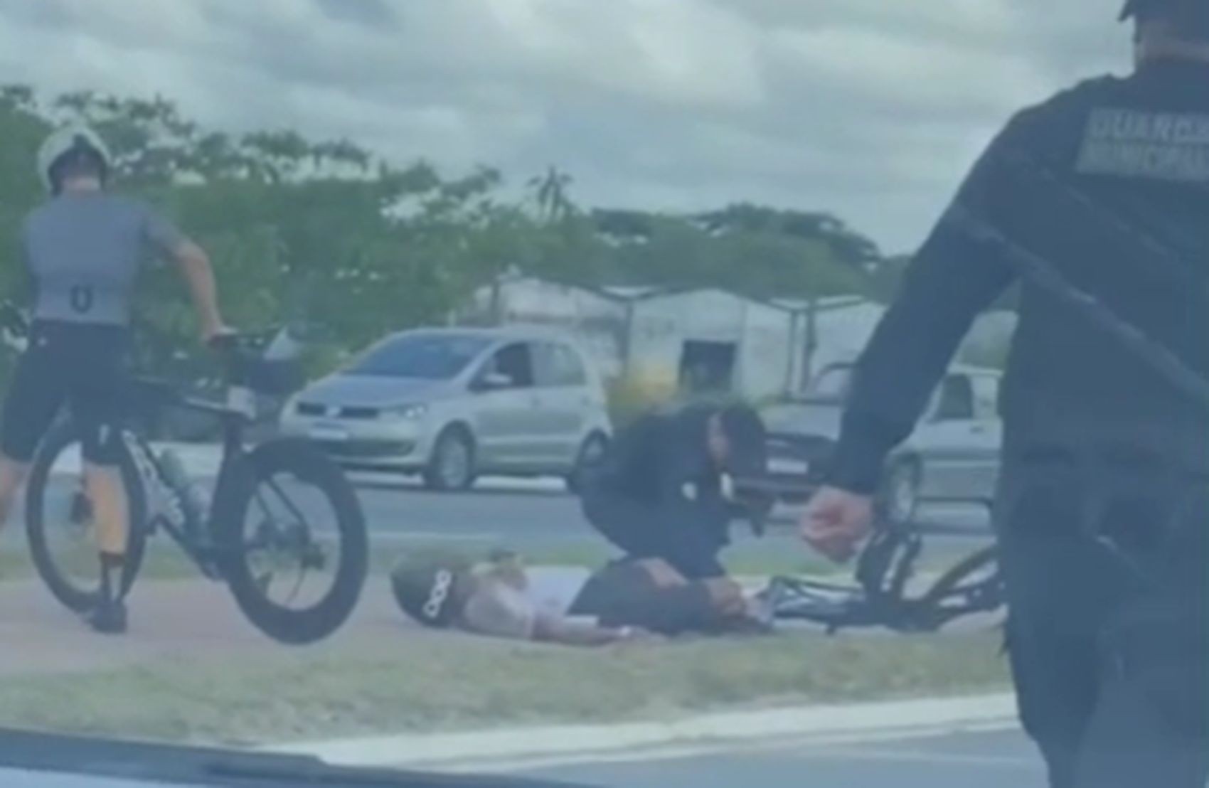 Atleta do Ironman é hospitalizado após queda durante prova em Aracaju 