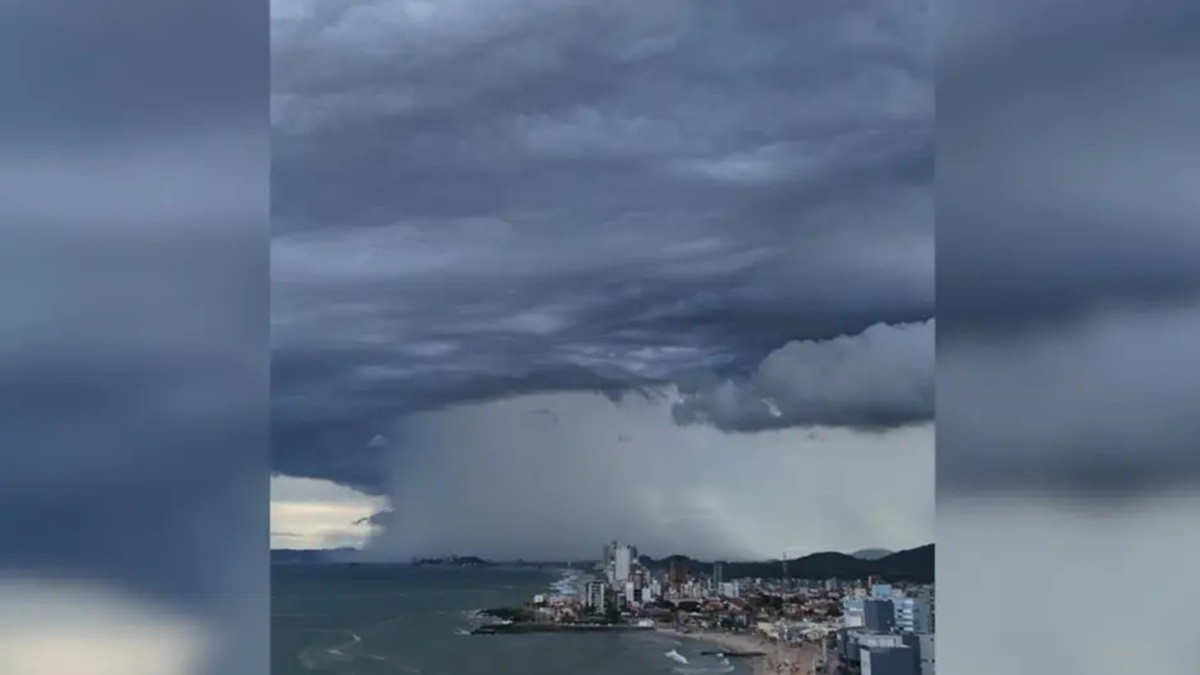 Nuvem gigante faz dia virar noite e forma 'cortina de chuva' em praia de SC; VÍDEO