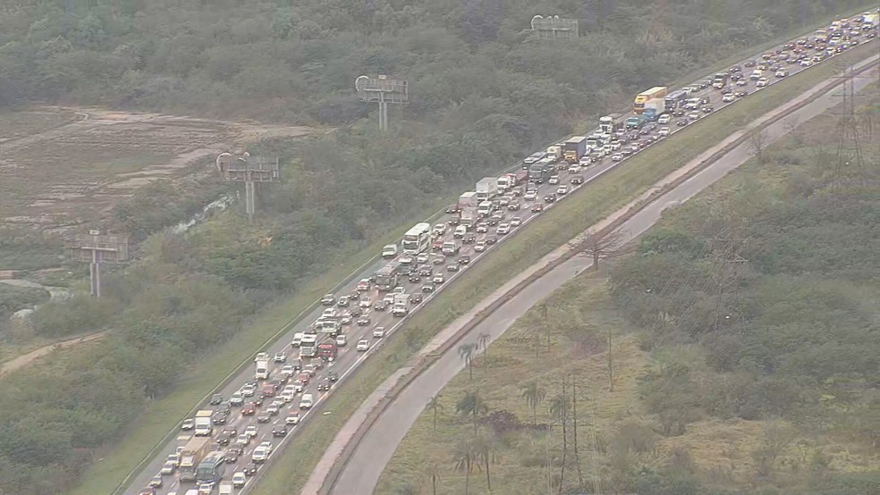 Engavetamento com quatro veículos causa congestionamento de 24 km na Rodovia Ayrton Senna, em São Paulo — Foto: Reprodução/TV Globo
