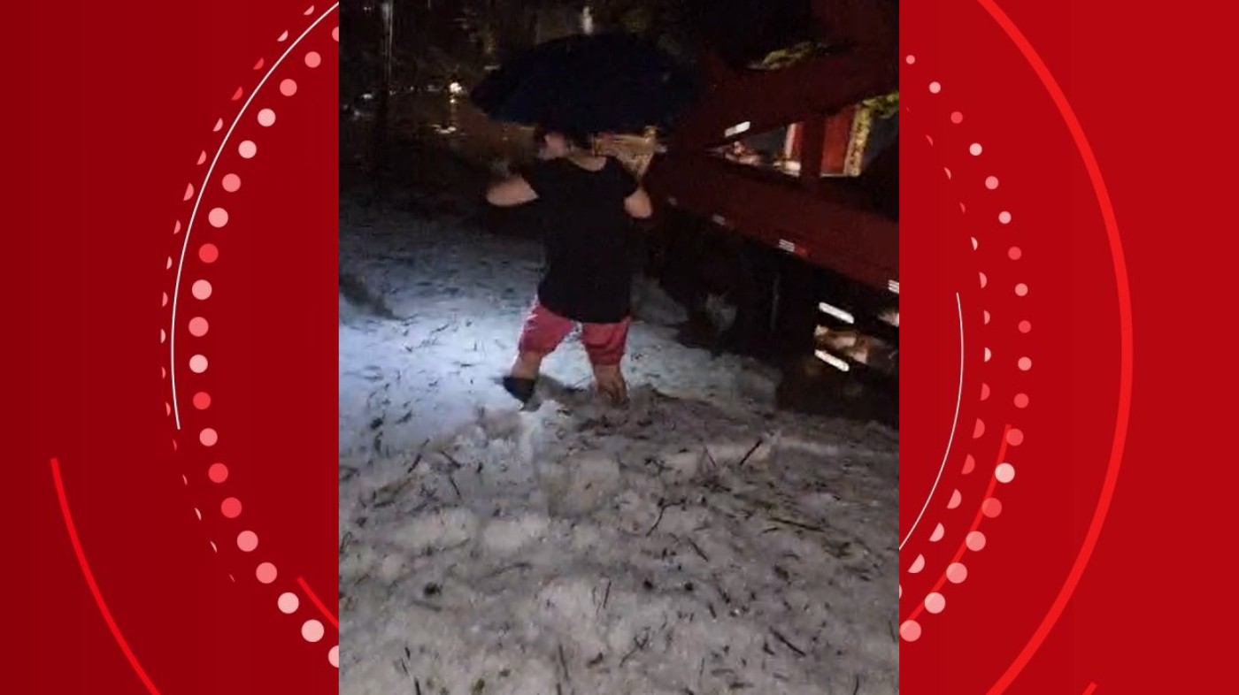 VÍDEO: mulher 'afunda' em granizo acumulado na calçada após temporal no Paraná