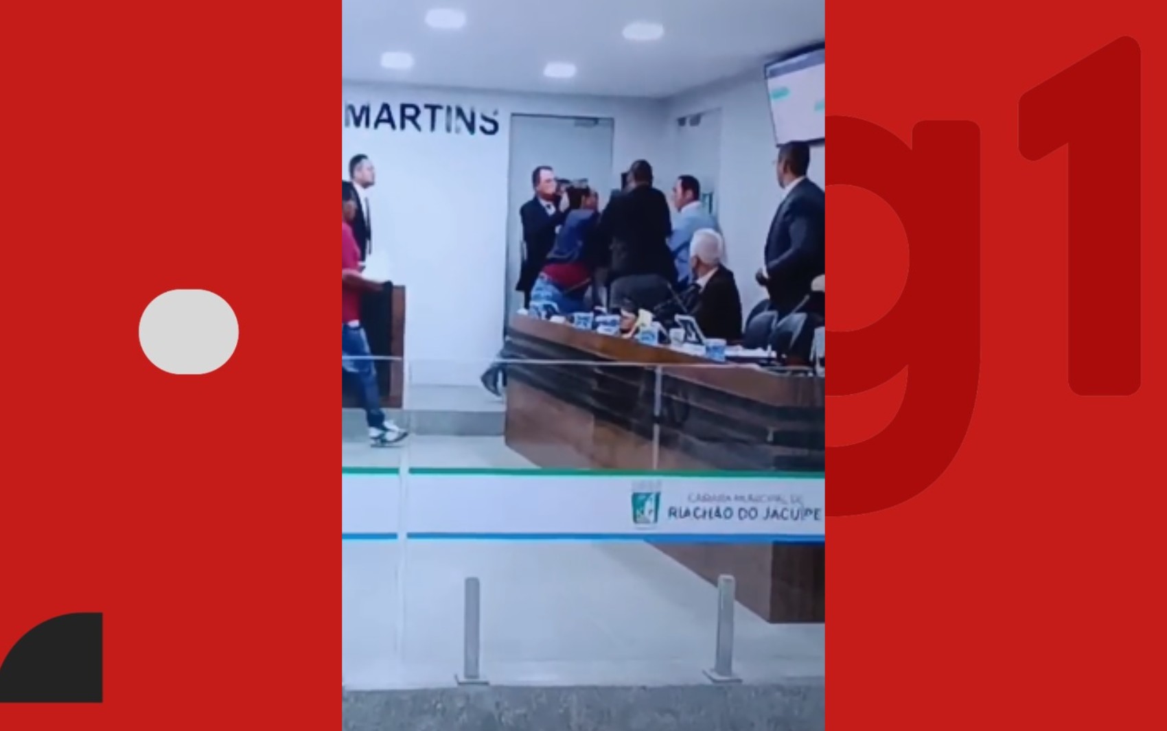 VÍDEO: Vereadores trocam socos e empurrões durante sessão da Câmara no interior da Bahia
