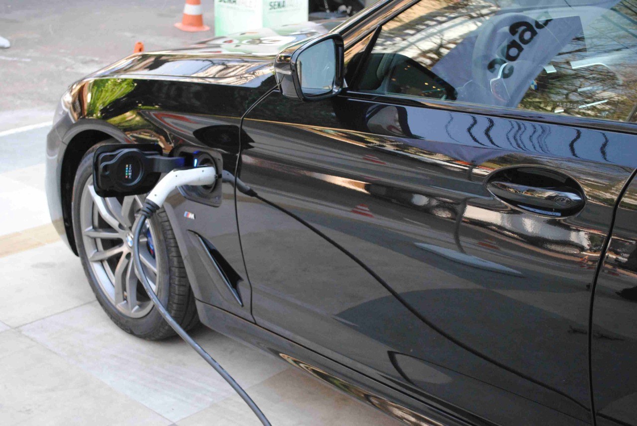 Lei garante direito de instalar carregador individual para carro elétrico em condomínios no RN