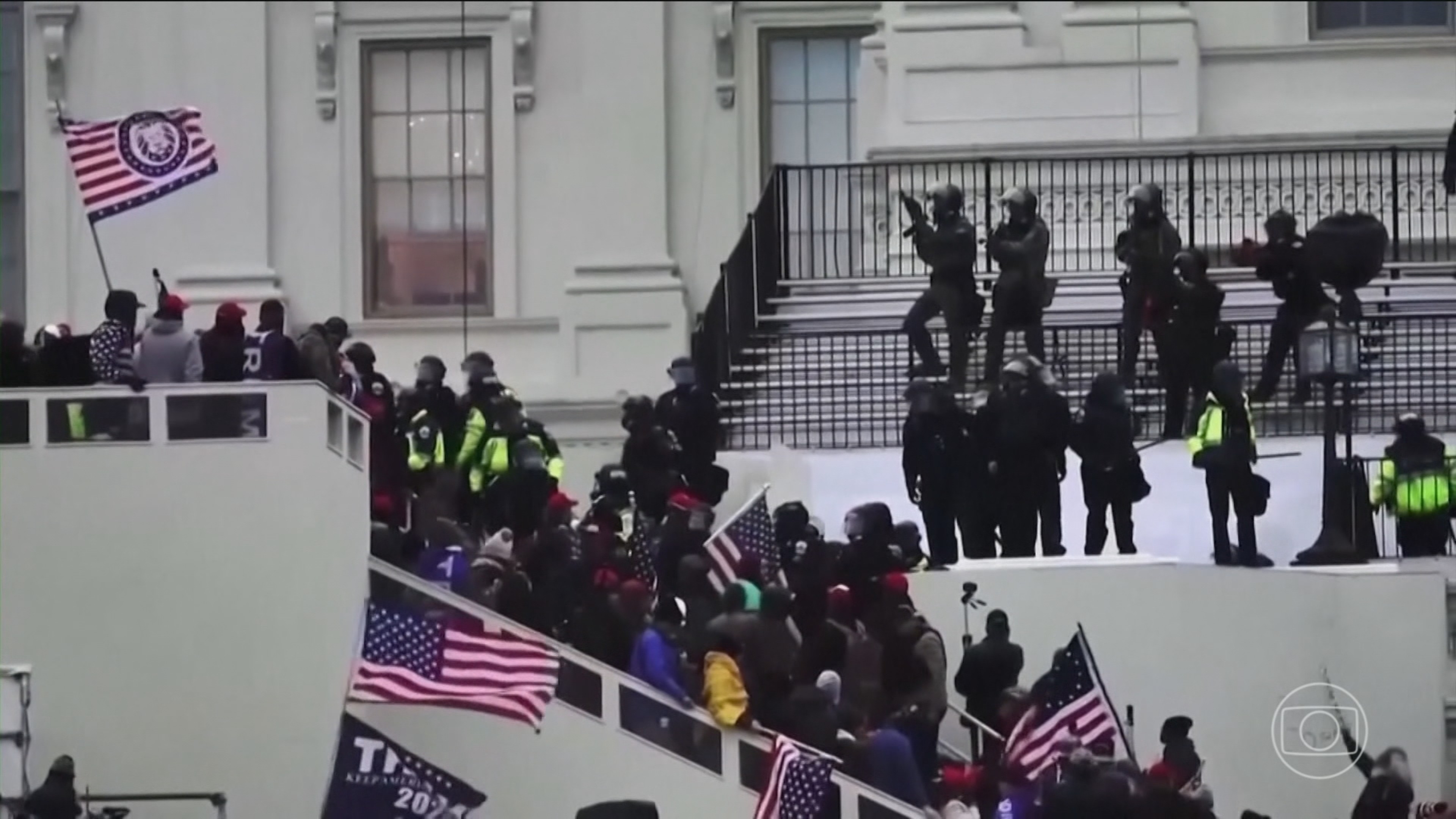 Justiça liberta invasores do Congresso americano perdoados por Trump em decreto