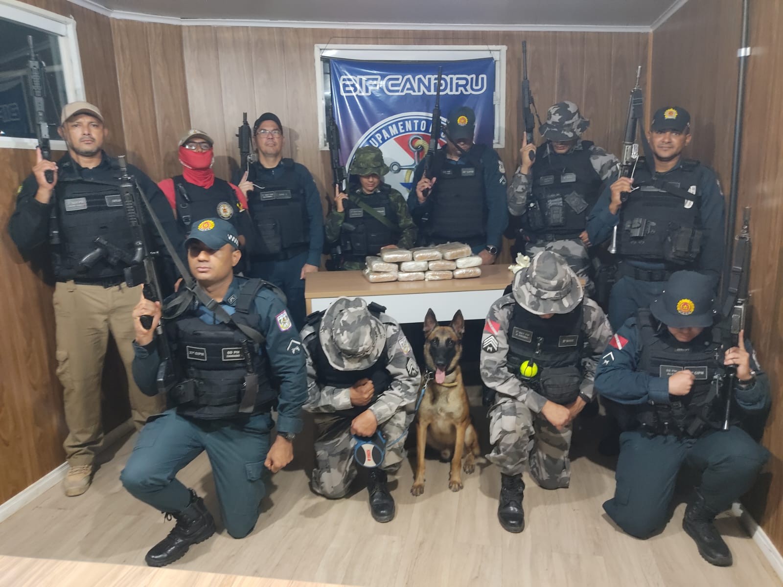 Cão farejador encontra 12,5 kg de skank escondidos em ar-condicionado em embarcação no Rio Amazonas