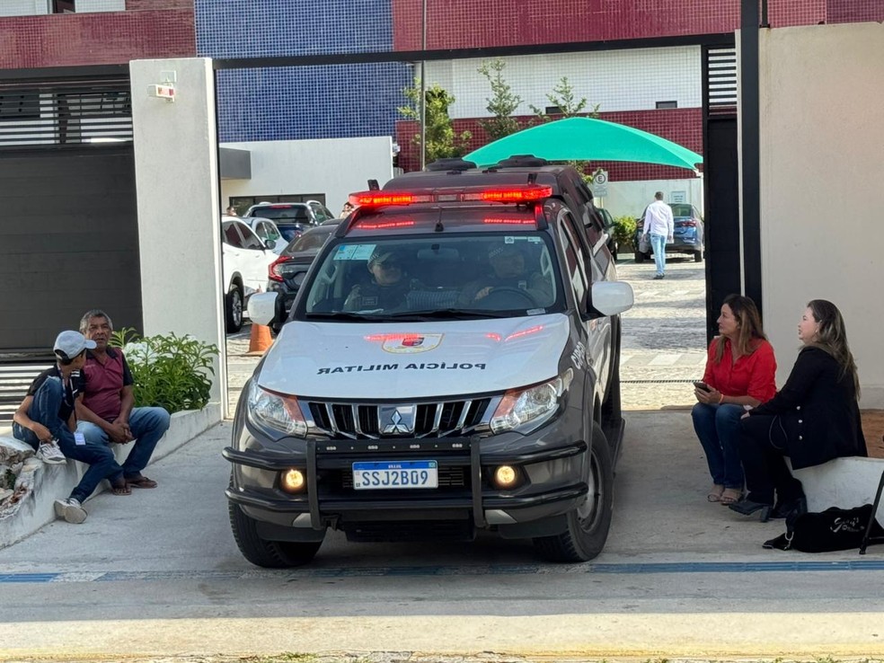 Viatura da PM deixa fórum onde ocorre julgamento — Foto: Sérgio Henrique Santos/Inter TV Cabugi