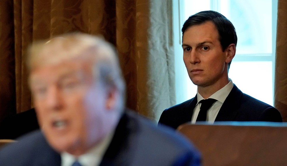 O conselheiro sênior da Casa Branca Jared Kushner, investigado no caso do possível elo entre a Rússia e a campanha eleitoral de Donald Trump em 2016, participa ao fundo de uma reunião de gabinete do presidente americano em Washington, nos EUA — Foto: Kevin Lamarque/Reuters