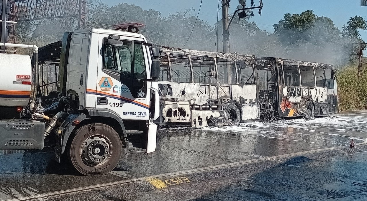 Ônibus pega fogo e mobiliza Defesa Civil e Corpo de Bombeiros em Várzea Paulista 