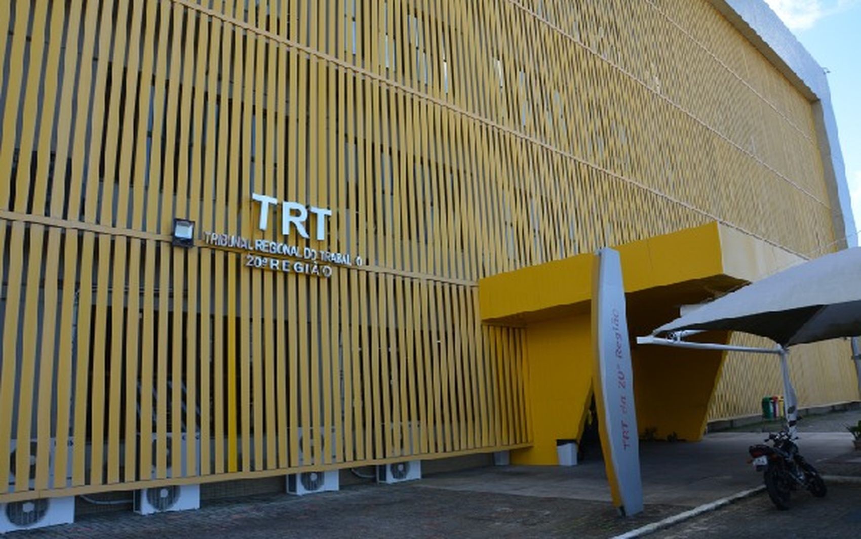 TRT-20 publica edital de concurso para analista e técnico judiciário