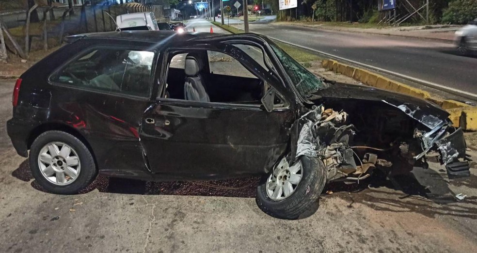 Motorista embriagado é preso após bater carro em poste em Poços de Caldas — Foto: Polícia Militar Rodoviária