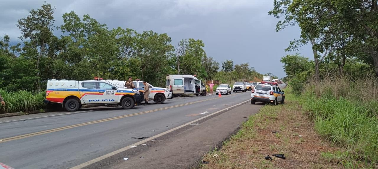 Militar morre em acidente entre carro e ambulância na BR-365