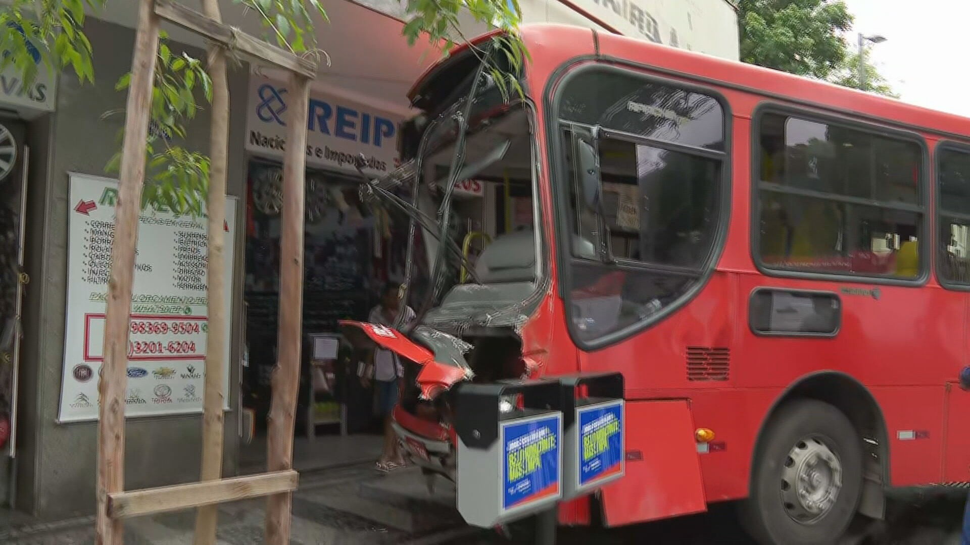 Batida entre ônibus deixa feridos no Centro de Belo Horizonte; VÍDEO