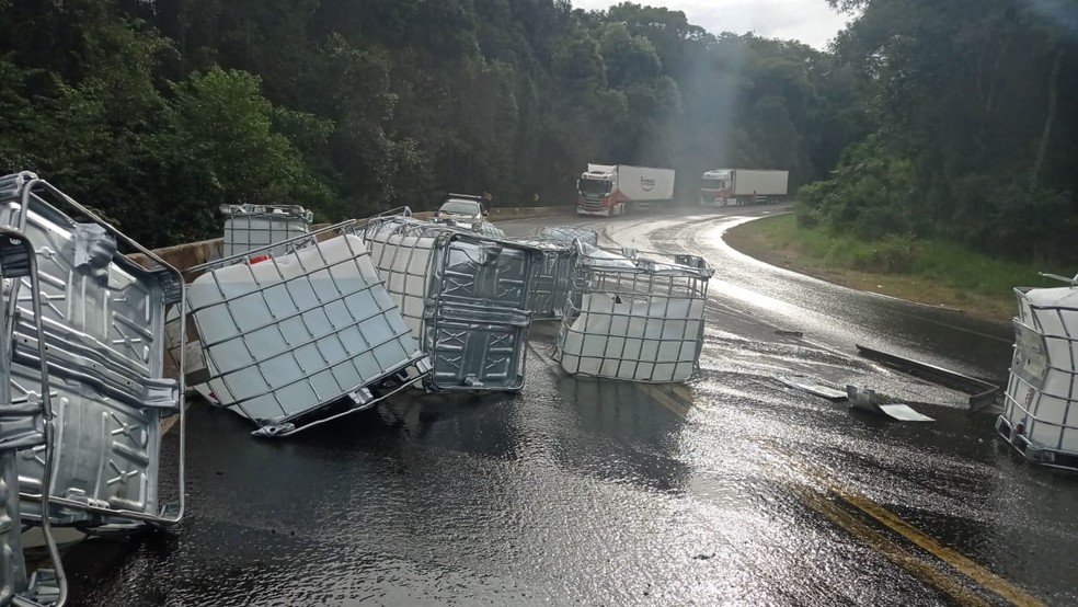 Carga de caminh&atilde;o cai e interditada BR-277 em Nova Laranjeiras &mdash; Foto: Divulga&ccedil;&atilde;o/PRF