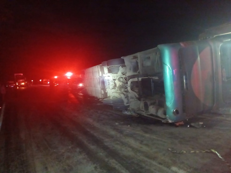 Ônibus tombado na pista após o acidente — Foto: Redes sociais