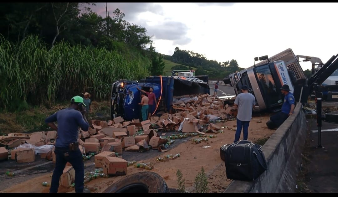 Caminhão tomba em cima de outro, espalha carga e bloqueia rodovia em Mauá da Serra
