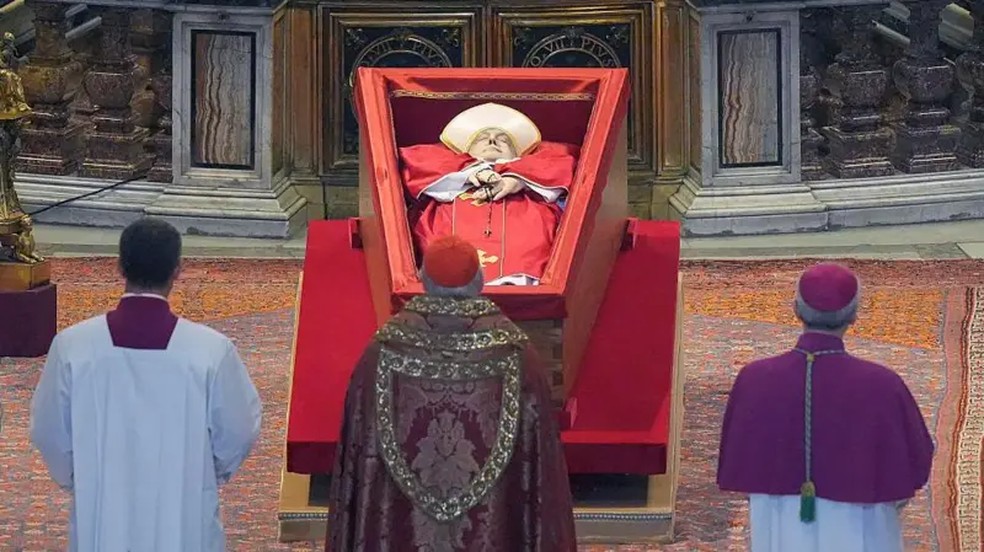 O caixão estará na Basílica de São Pedro durante três dias. — Foto: EPA via BBC