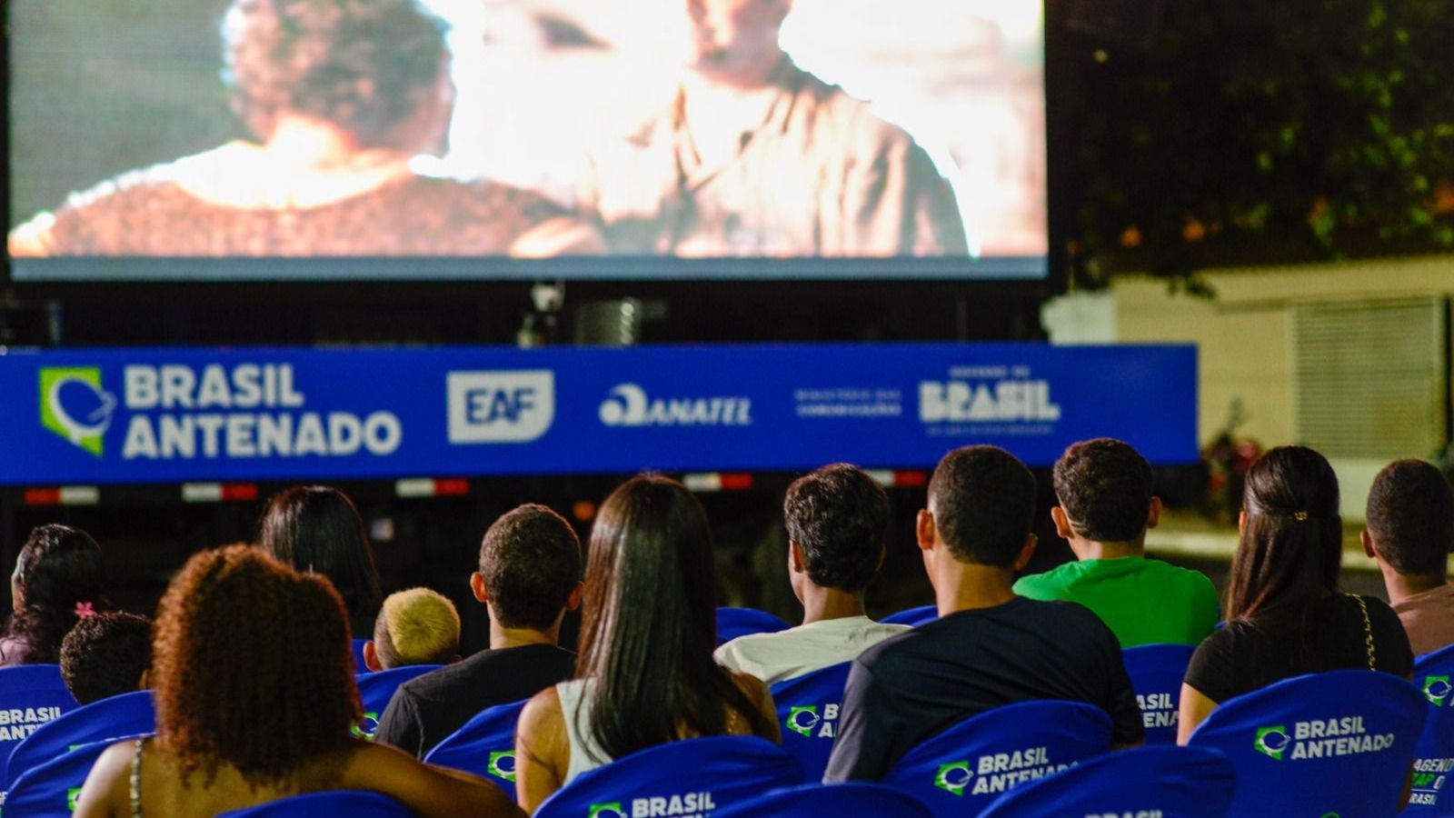 Cinema Itinerante leva sessões gratuitas a cidades do PI e orienta famílias sobre nova parabólica digital; veja cronograma