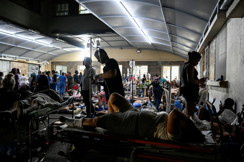 Pessoas recebem atendimento em um hospital de campanha após os terremotos, em La Guaira, na Venezuela, em 24 de junho de 2026. — Foto: Reuters/Maxwell Briceno/TPX Images of the Day
